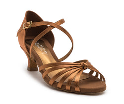 Die 205 Tanzschuhe von Dancing Queens in Satin Tan verfügen über gekreuzte Riemchen, einen tieferen Blockabsatz und einen Schnallenriemen.