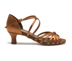 205 Tanzschuhe in Satin Tan von Dancing Queens: Brauner offener Riemchen-Tanzschuh mit Knöchelriemen und überkreuzten Riemen vorne.
