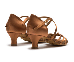 205 Tanzschuhe in Satin Tan von Dancing Queens, hochhackig mit Schnalle und Wildledersohle, von hinten gezeigt.