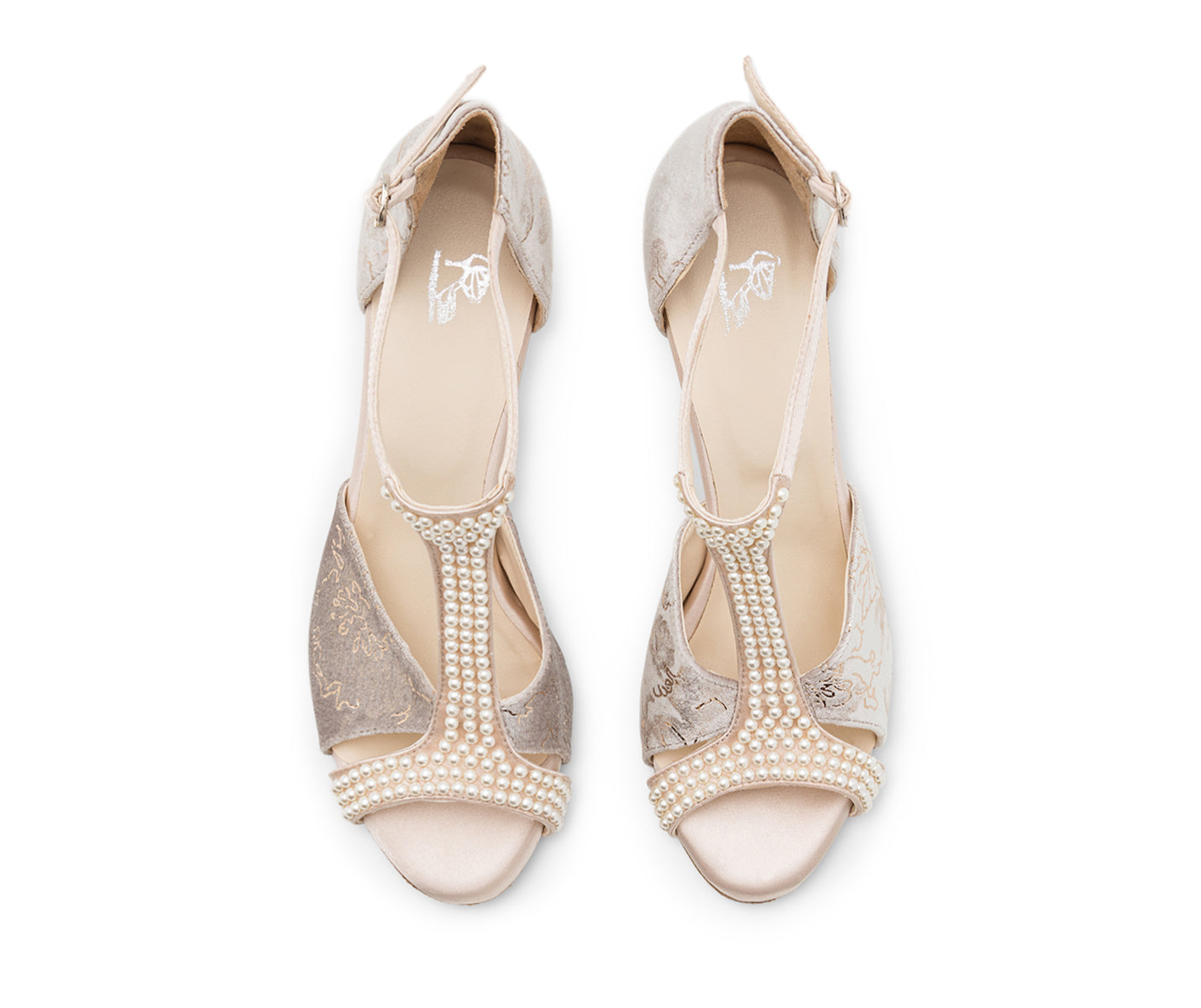 Draufsicht der Tucana Tanzschuhe in Flesh von Dancing Queens mit Perlen- und Blumendetails auf weißem Hintergrund.