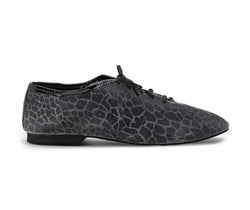 Dancing Queens' 550/J03 Tanzschuhe in Schwarz/Silber: Schnürung, rissiges Muster, flache Sohle, niedriger Absatz, abgerundete Spitze.