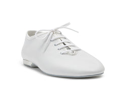 550 Leder-Tanzschuhe in Weiss von Dancing Queens mit weisser Schnürung, niedrigem Absatz und Wildledersohle auf schlichtem weissem Untergrund.