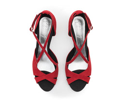 Rote Wildleder-Pumps mit offenem Zehenbereich und Fesselriemchen von Dancing Queens, idealer Bachata-Tanzschuh, auf weißem Hintergrund.