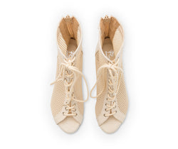 Halley Heels Dance Tanzschuhe in Beige von Dancing Queens, Schnürstiefeletten mit offener Spitze, von oben auf Weiß betrachtet.