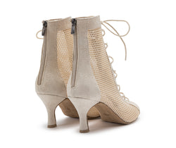 Beige Halley Heels von Dancing Queens mit Spitzenfronten, Reißverschlüssen hinten und mittlerem Absatz für höchsten Tragekomfort.
