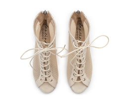 Draufsicht der Halley Heels Dance Tanzschuhe in Beige von Dancing Queens, mit weißen Schnürsenkeln und braunen Innensohlen.