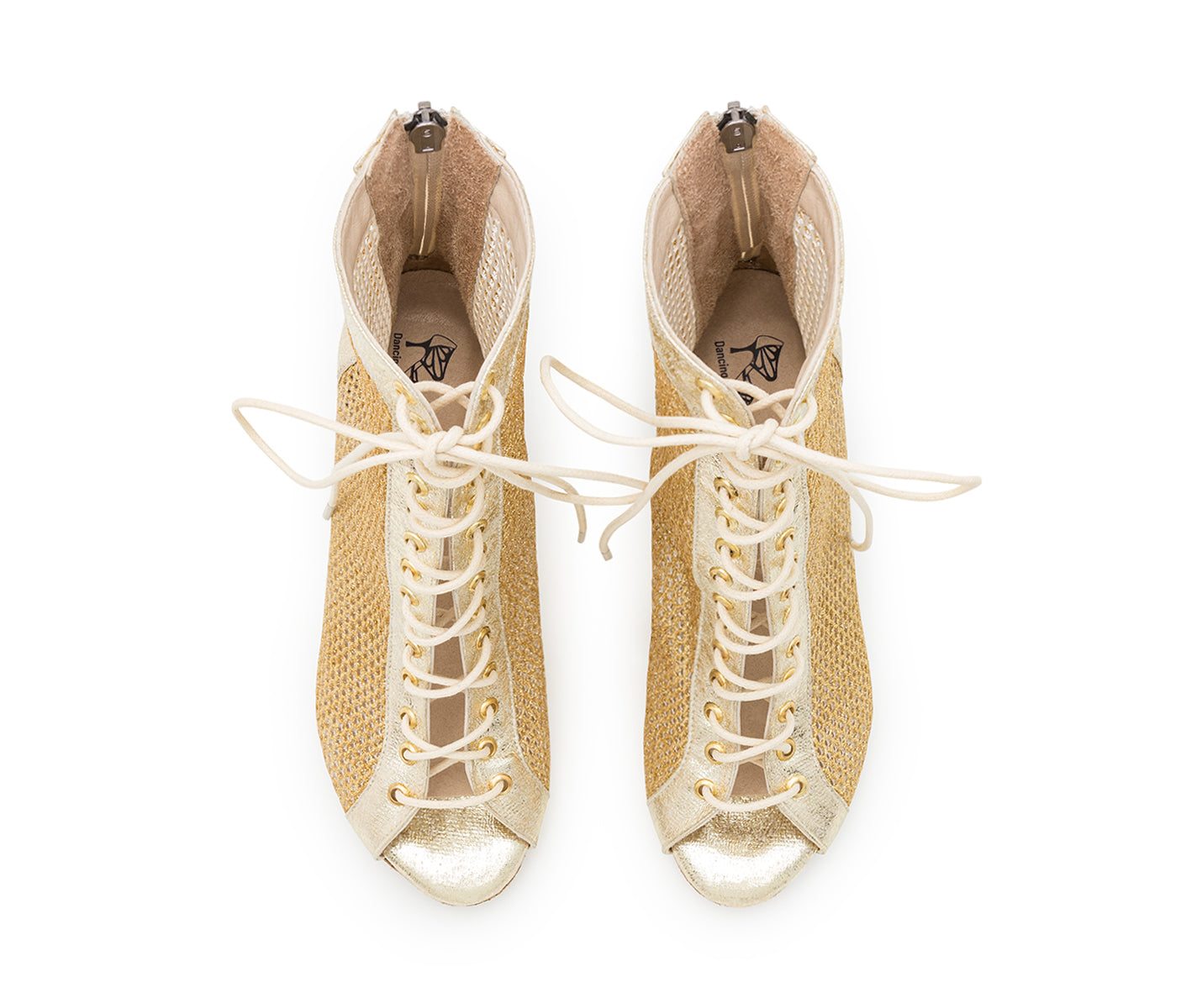 Beige Schnürstiefel mit Mesh-Seiten und goldglitzernden Halley Heels Dance Tanzschuhe-Zehenkappen auf weißem Hintergrund.