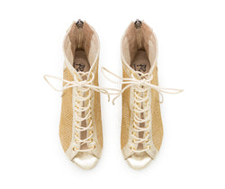 Beige Schnürstiefel mit Mesh-Seiten und goldglitzernden Halley Heels Dance Tanzschuhe-Zehenkappen auf weißem Hintergrund.