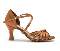 Die 205 Show-Tanzschuhe von Dancing Queens in Satin Tan verfügen über ein gekreuztes Riemchen und eine Knöchelriemenschnalle.