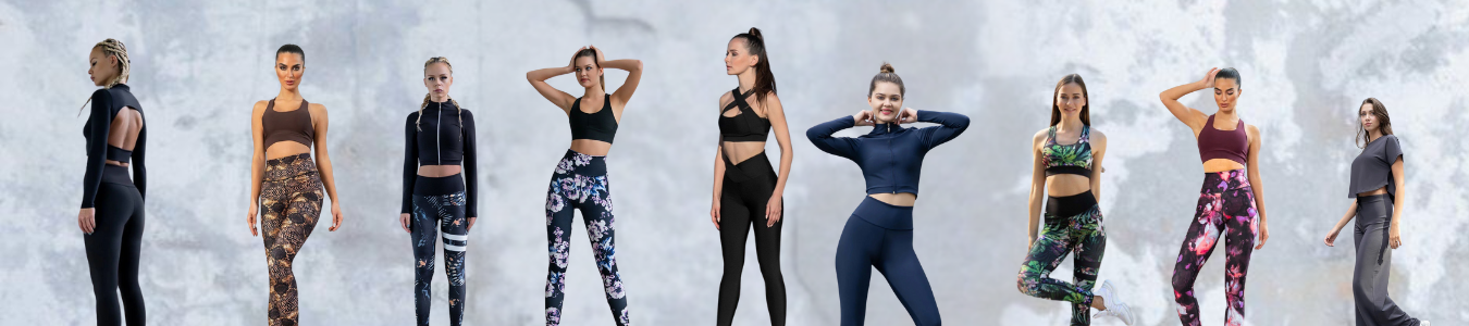 Neun Frauen in verschiedenen sportlichen Outfits posieren vor einem hellen, strukturierten Hintergrund.