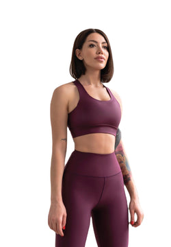 Frau in Lismina 255 High Waist Dunkelviolett-Leggings, steht selbstbewusst, die Arme an den Seiten, auf weißem Hintergrund.