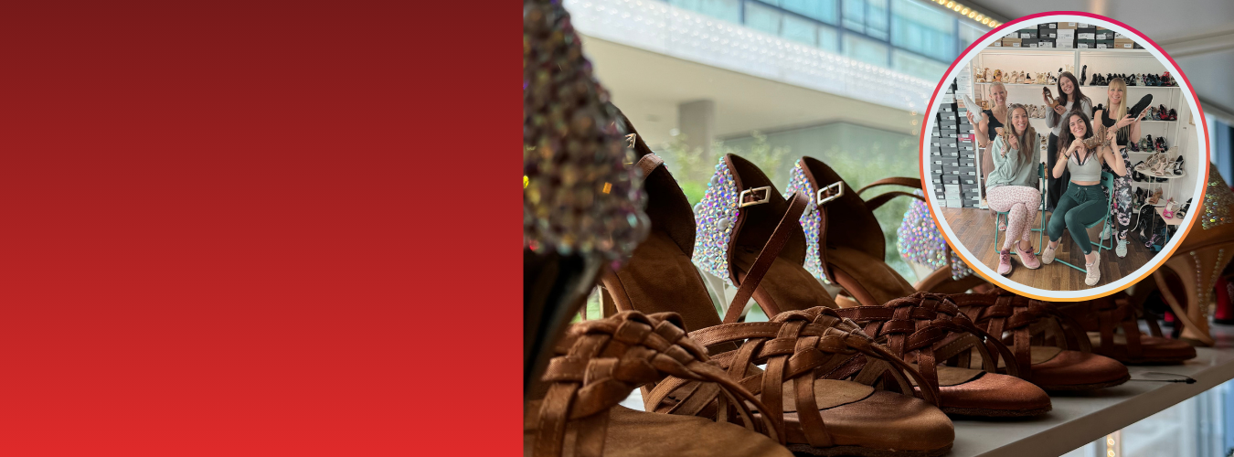 Nahaufnahme von braunen Tanzschuhen auf einem Regal; im Hintergrund sind fünf Personen zu sehen, die in einem Schuhgeschäft posieren und lächeln.