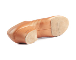 Portdance PD008 Premium-Tanzschuhe aus dunkelbraunem Leder, geteilte Sohle, Wildlederbasis, Untersicht auf weißem Hintergrund.
