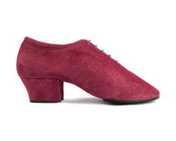 Portdance PD008: Tanzschuh aus bordeauxrotem Nubukleder, kubanischer Absatz, glamouröses Glitzer-Finish – Seitenansicht.
