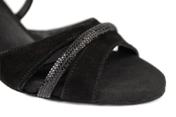 Nahaufnahme der Portdance PD816 Tanzschuhe in Schwarz mit glitzernden Riemchen über den Zehen.