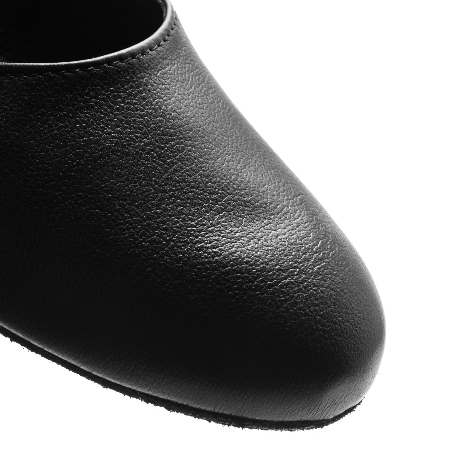 Nahaufnahme der Spitze eines 2020 Broadway Tanzschuhs in Schwarz von Rumpf vor einem weißen Hintergrund.