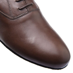 Nahaufnahme der 2156 Miguel Tanzschuhe in Braun von Rumpf, mit Nähdetails und gepolsterter Stütze.