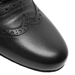 Nahaufnahme der 9237 Damen Swing-Schuhe von Rumpf in Schwarz mit dekorativen Perforationen und detaillierten Nähten.