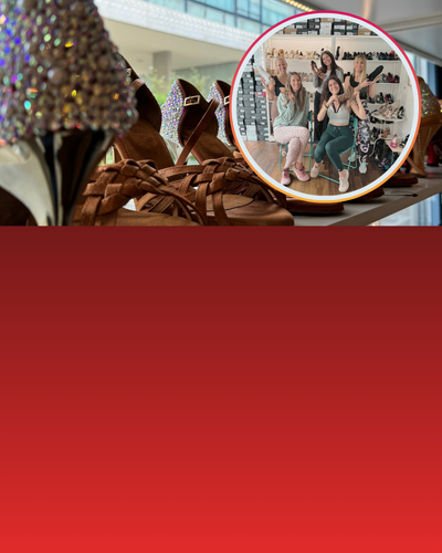 Nahaufnahme von glitzernden Stöckelschuhen; im Bild sind vier Personen zu sehen, die fröhlich in einem Schuhgeschäft posieren.