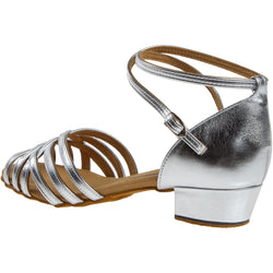Diamant 008 Tanzschuhe in Silber mit niedrigem Absatz und Fesselriemchen auf weißem Untergrund.