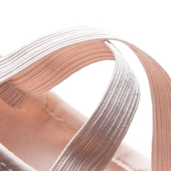 Nahaufnahme eines Rumpf 1006 Elastico Ballettschläppchens in Hellrosa mit elastischen Bändern auf weißem Hintergrund.