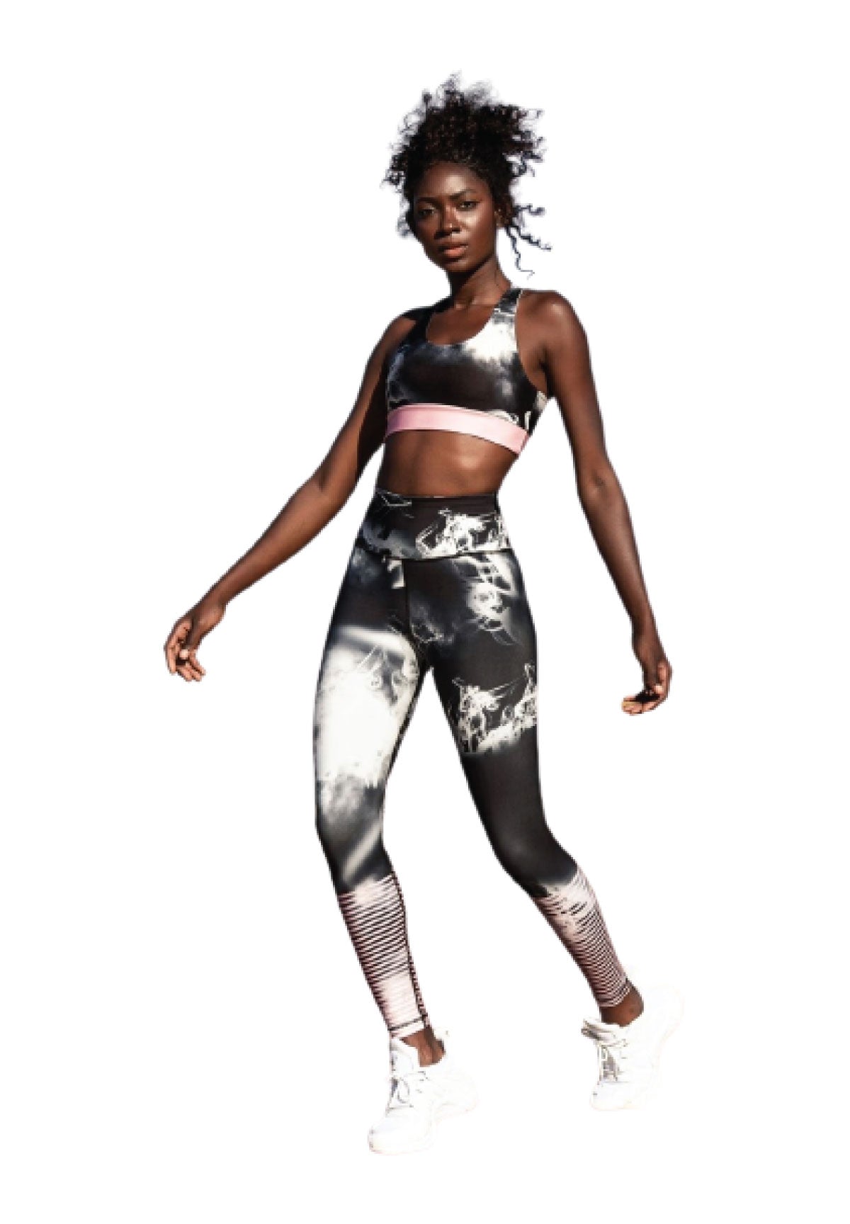 Person in Lisminas 1022 Extra High Waist Leggings, Grau & Rosa, in eleganter Trainingskleidung auf weißem Hintergrund.