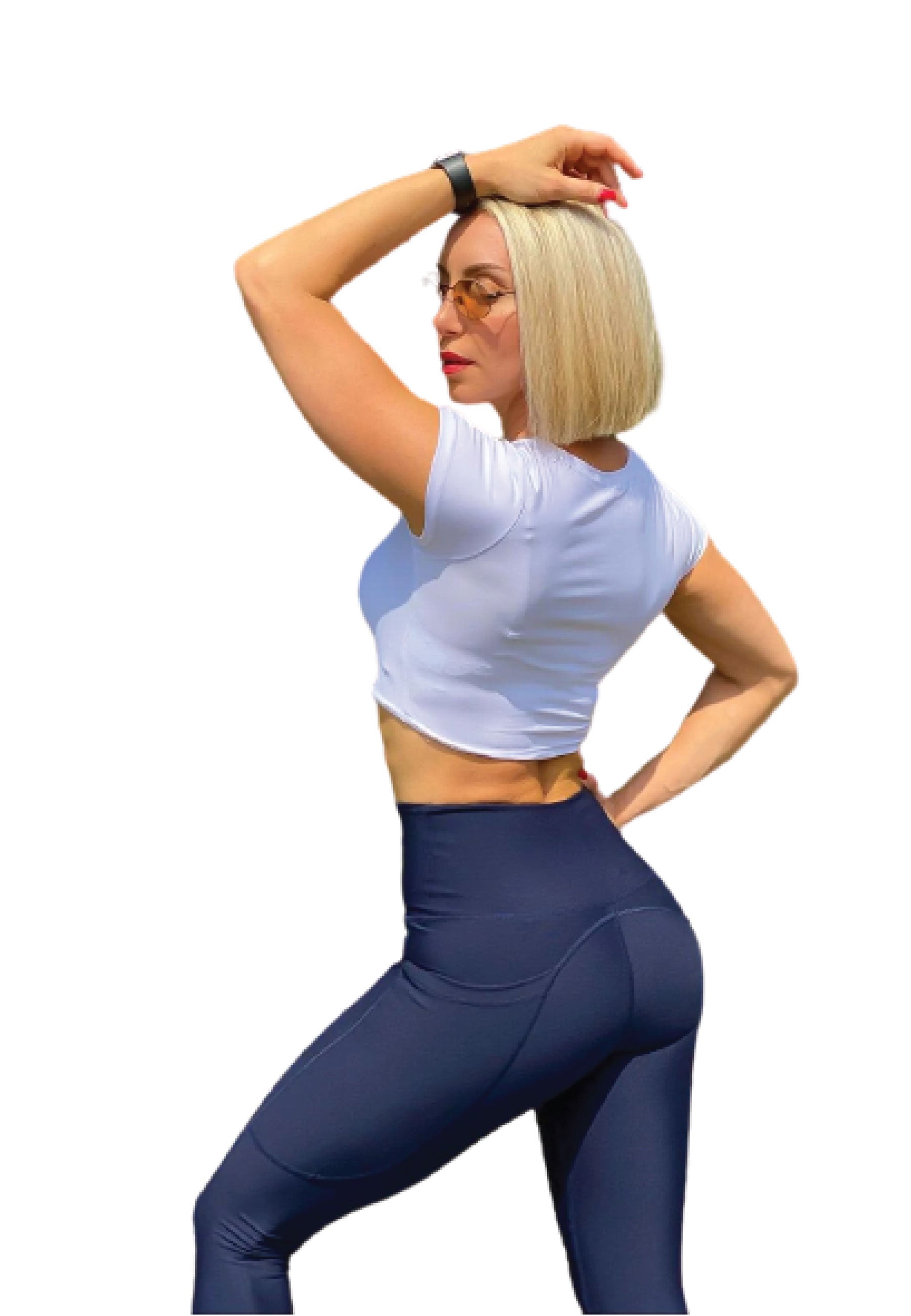 Eine kleine Blondine in einem weißen Top und Lisminas Navy Blau 988 Pocket Leggings posiert vor einem weißen Hintergrund.