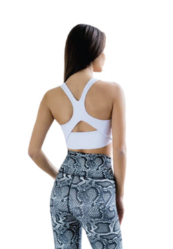 Rückansicht einer Frau, die Lisminas 280 Extra High Waist Leggings in Grey Snake und einen weißen Sport-BH trägt.