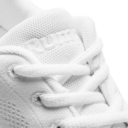 Nahaufnahme von Rumpfs 1567 Zuma Tanzsneaker in Weiß mit Hightech-Mesh-Gewebe, strukturiertem Stoff und weißen Schnürsenkeln.