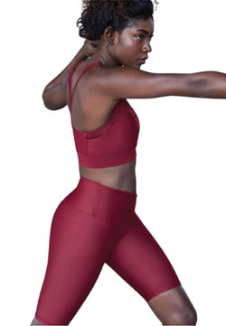 Person in Lismina 6018 Biker-Leggings Ve Waist, die eine Fitness-Pose auf weißem Hintergrund einnimmt.
