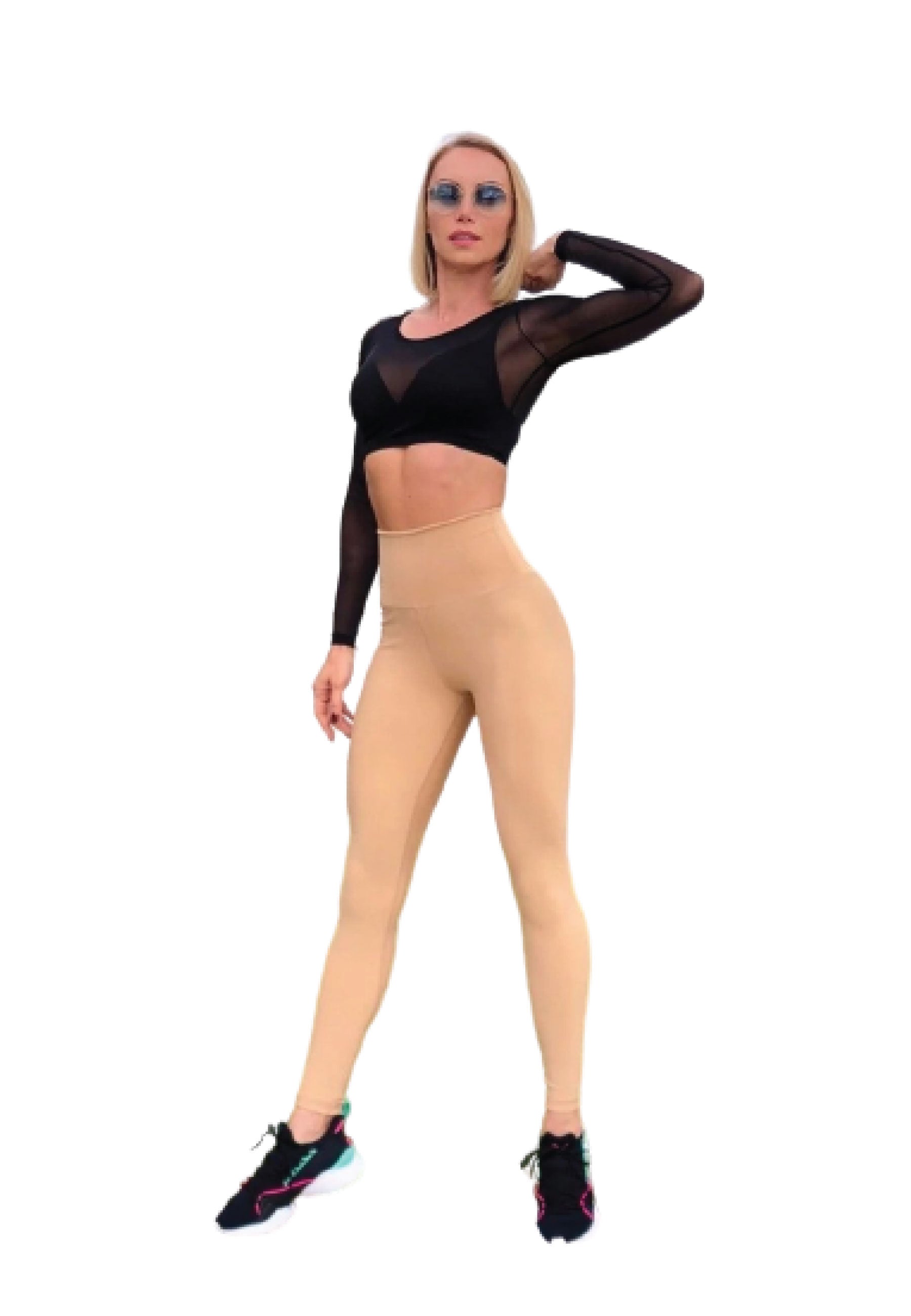 Person, die in einem schwarzen bauchfreien Top, Lismina 281 Extra High Waist Leggings in Nude und Turnschuhen posiert und eine Sonnenbrille trägt.