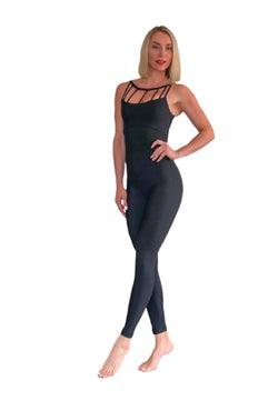 Einzelperson posiert in einem Lismina 2700 Front Side Detailed Jumpsuit in Schwarz vor einem weißen Hintergrund.