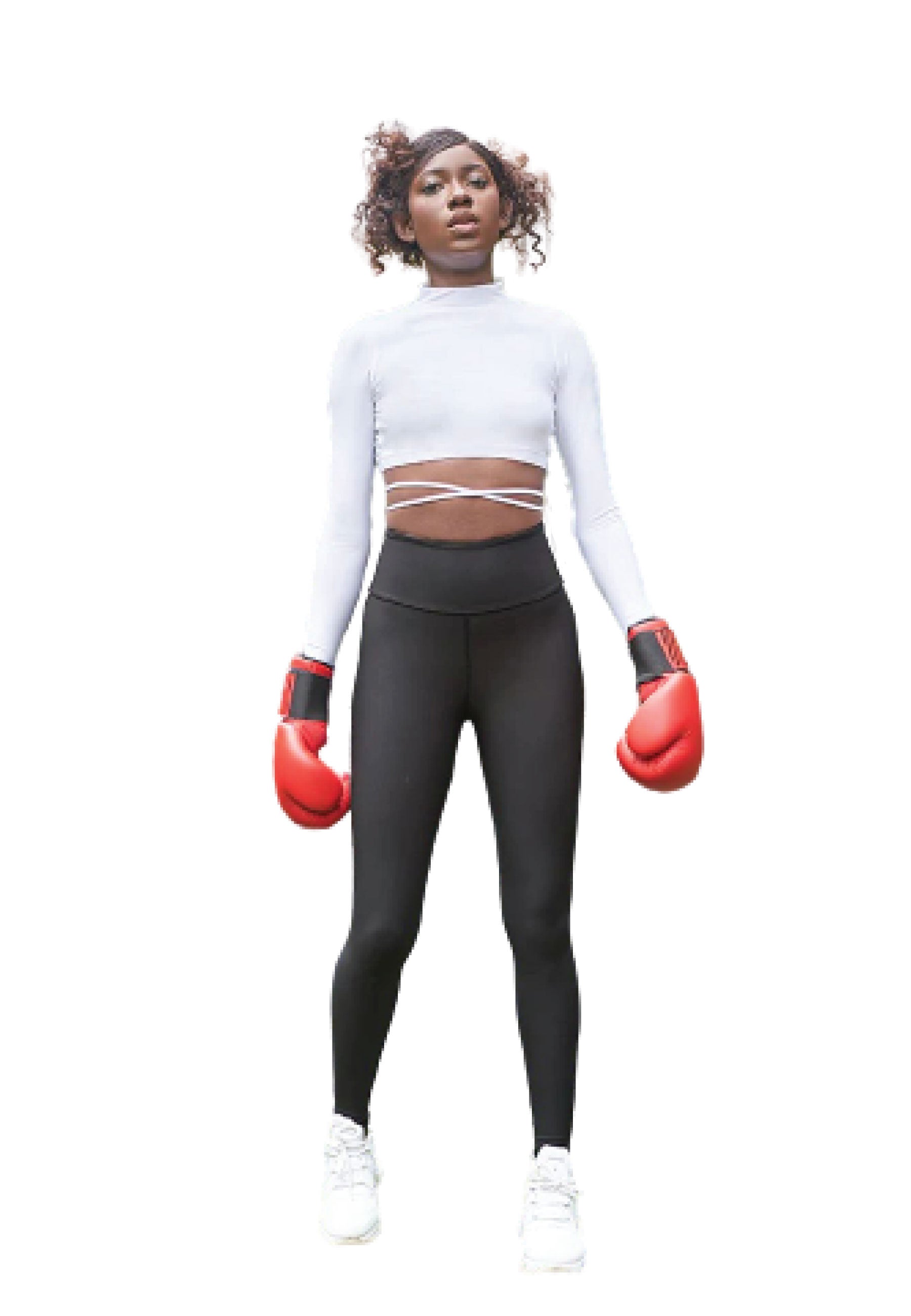 Eine Person in einem Lismina 067 T-Shirt in Weiss, schwarzen Leggings und roten Boxhandschuhen steht vor einem weißen Hintergrund.