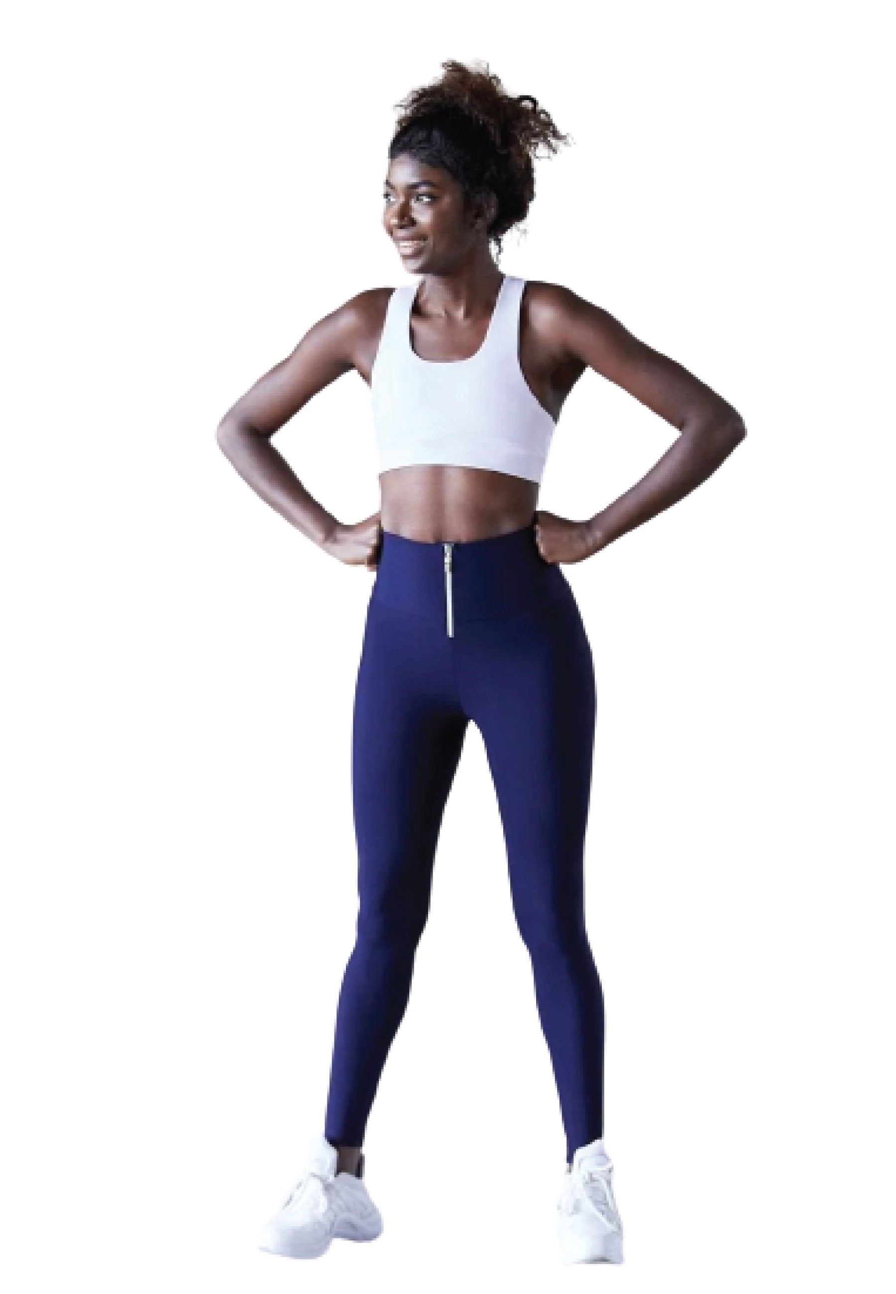 Person in Trainingskleidung, Hände in die Hüften gestemmt, trägt ein weißes Oberteil von Lismina und 1050 Zipper Leggings in Marineblau.