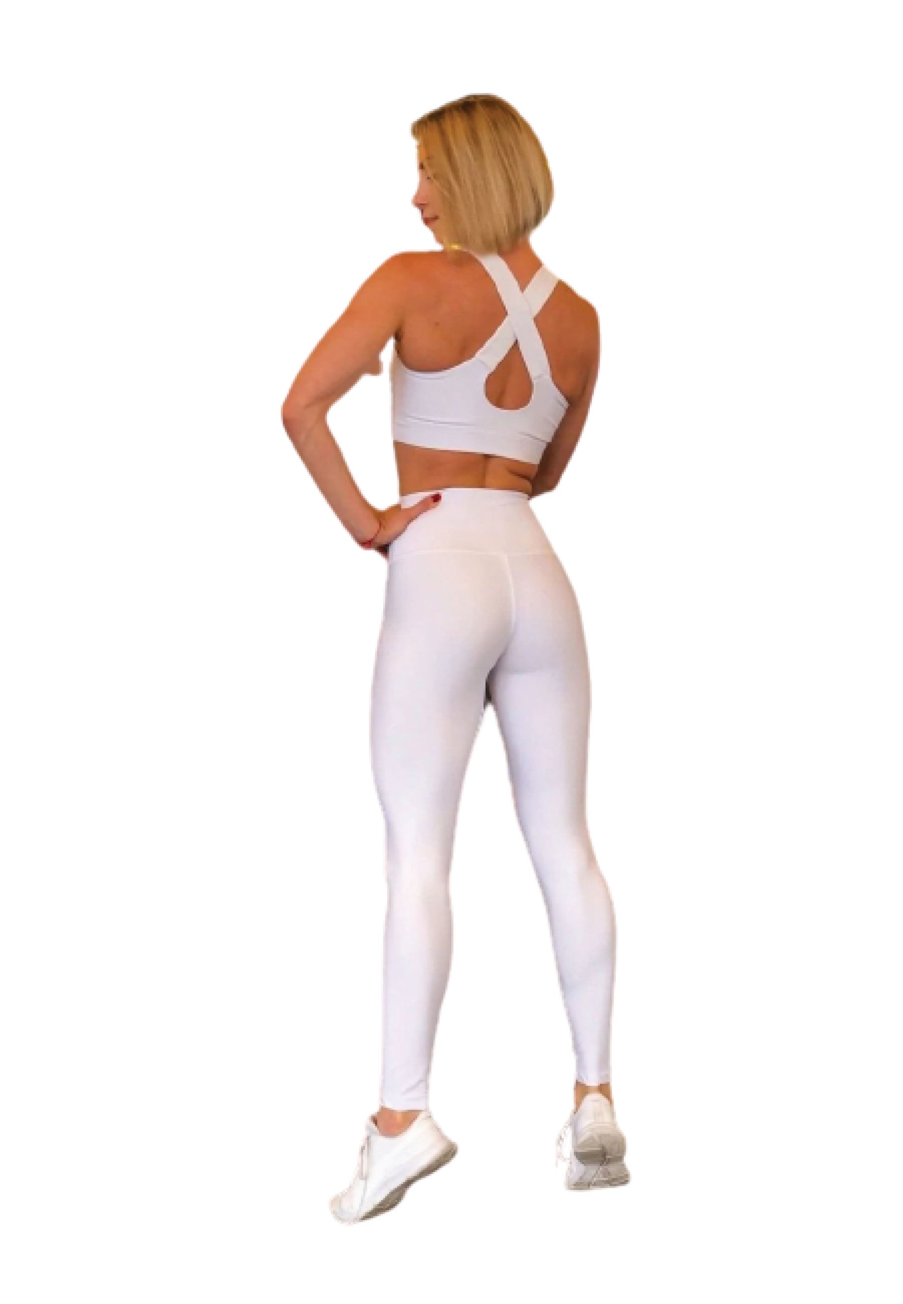 Person trägt 102 Single Crossed Sport Bra in Weiss von Lismina, posiert vor weißem Hintergrund.