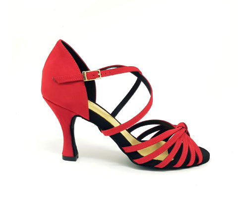 Lidmags 205 Red Suede: Riemchen-High-Heel aus Satin mit Knöchelriemen, mandelförmige Spitze auf weißem Hintergrund.