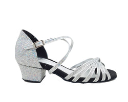Die 205 Tanzschuhe von Lidmag in Prisma Silver verfügen über einen niedrigen Blockabsatz und Riemchen-Kreuzriemen auf weißem Hintergrund.