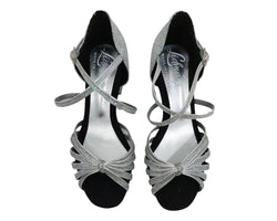 205 Tanzschuhe in Prisma Silver von Lidmag: Satin-Sandalen mit hohen Absätzen, überkreuzten Riemchen und offener Spitze.