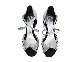 Lidmags 205 Tanzschuhe in Prisma Silver mit Knöchel- und Kreuzriemen, präsentiert auf weißem Hintergrund.