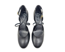 Lidmags 511/442 Tanzschuhe aus schwarzem Leder, mit Knöchelriemen und goldenen Schnallen, auf weißem Hintergrund.