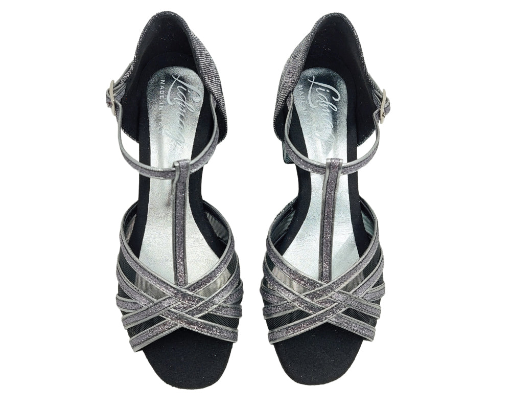 Elegante 705 Tanzschuhe in Silber & Schwarz von Dancing Queens mit Riemchen-High-Heels auf weißem Untergrund.