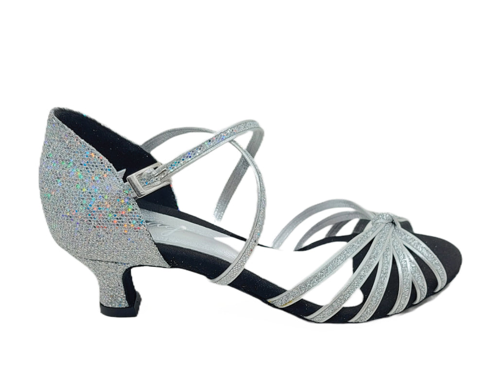 Lidmag's 205 Tanzschuhe in Prisma Silver: niedriger Absatz, mehrere Riemchen, Knöchelriemenschnalle.