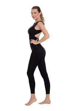Seitlich posierende Person im Esmeralda Mia Jumpsuit in Schwarz, ideal für Yoga, auf weißem Hintergrund.