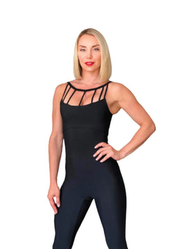 Blonde Frau posiert selbstbewusst in Lisminas 2700 Front Side Detailed Jumpsuit in Schwarz vor weißem Hintergrund.