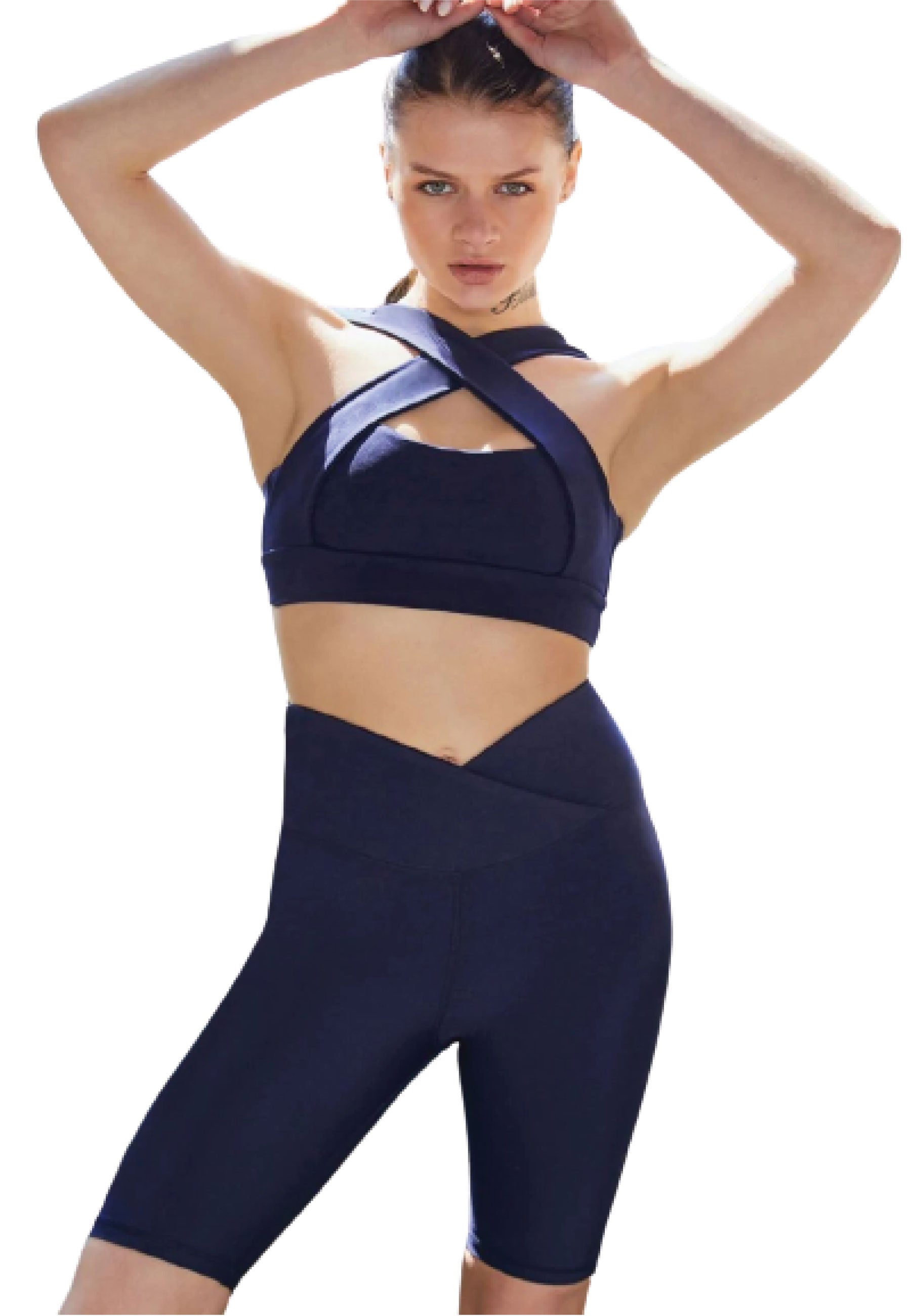 Eine Person in einem stylischen Lismina-Outfit, mit überkreuztem Oberteil und 6014 Biker Leggings Ve Waist in Navy Blau, posiert mit erhobenen Armen.