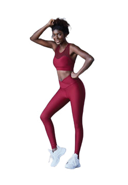 Person in Lismina 1053 Extra High Waist Leggings posiert selbstbewusst mit weißen Sneakers auf weißem Hintergrund.