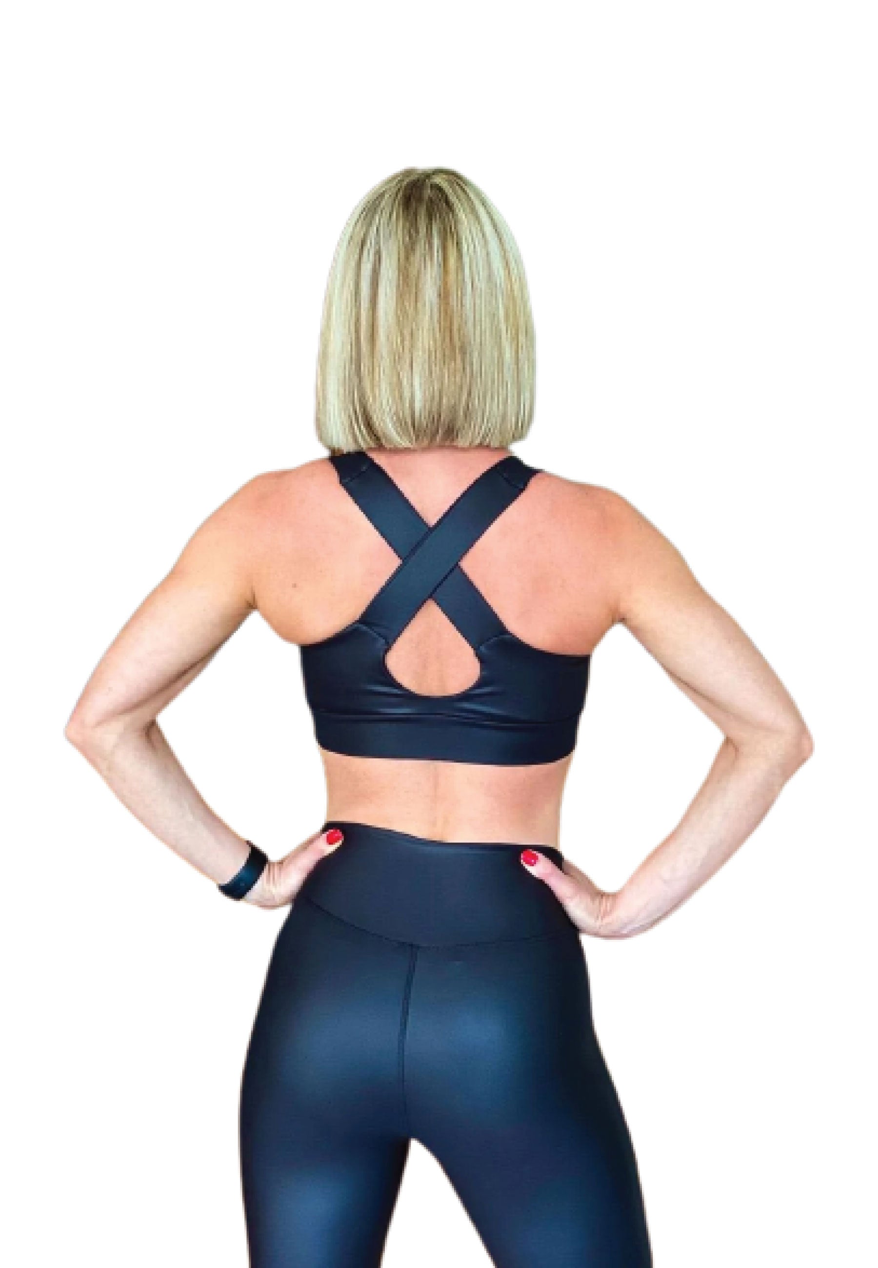 Eine Person mit kurzen blonden Haaren, die einen Lismina 181 Single Crossed Sport Bra in Schwarz mit Leder-Look trägt, von hinten gesehen.