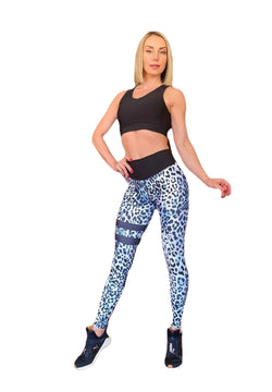 Person in einem schwarzen bauchfreien Top und Lisminas 903 Extra High Waist Leopard Leggings posiert selbstbewusst.