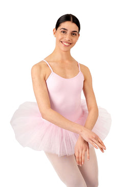 Eine Balletttänzerin in einem rosa Tutu und Body vom Typ Rumpf R3105 lächelt vor einem weißen Hintergrund.