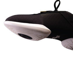 Nahaufnahme eines Fuego Dance Sneakers Split Sole in Schwarz mit weisser Sohle, vegan, von unten auf weissem Hintergrund betrachtet.